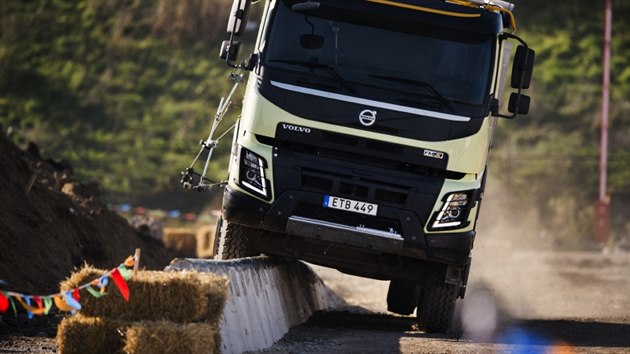Volvo FMX na dálkové ovládání testuje čtyřletá Sofie.