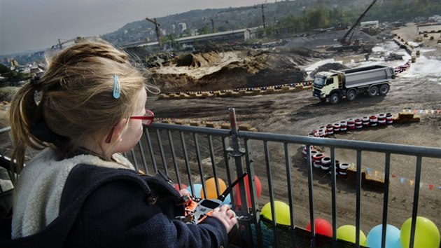 Volvo FMX na dálkové ovládání testuje čtyřletá Sofie.