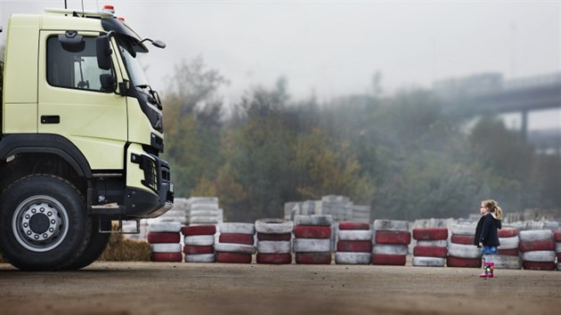 Volvo FMX na dálkové ovládání testuje čtyřletá Sofie.