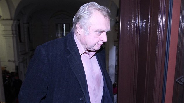Europoslanec Miloslav Ransdorf po pjezdu do sdla KSM, kde m vysvtlovat okolnosti svho zadren v curysk bance (8. prosinec 2015)