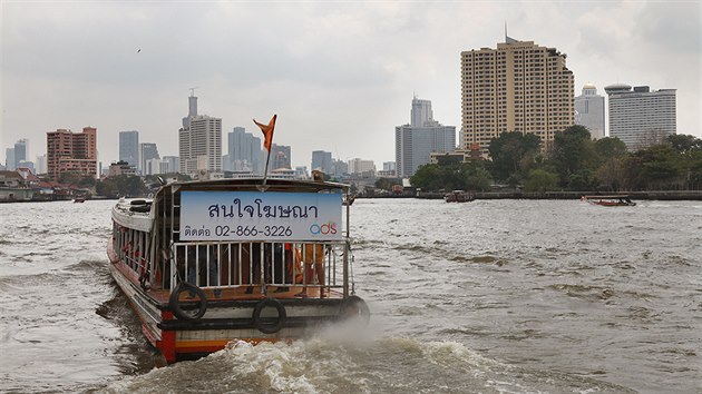 eka krl Chao Phraya vede centrem Bangkoku a je zn ndhern pohled na panorama bangkokskch mrakodrap.