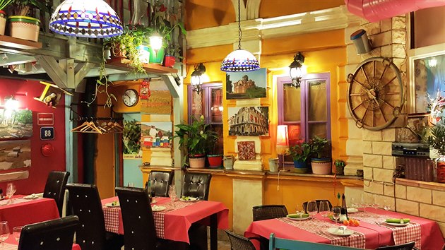 Pvtiv interir malostransk restaurace Luka Lu, kde dlaj chobotnicov salt i peenou chobotnici.
