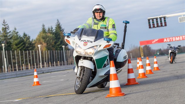 Na policejn motorce jsou testy takka nesplniteln, pek kufry i velikost Hondy. Kapitn Petr Matouek ale ukzal, e nen vedoucm jihomoravskch motork pro nic za nic.