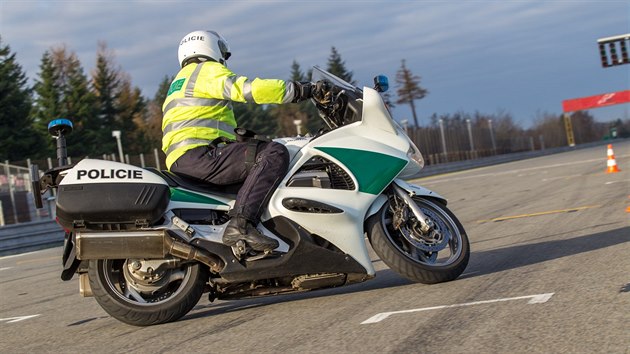 Na policejn motorce jsou testy takka nesplniteln, pek kufry i velikost Hondy. Kapitn Petr Matouek ale ukzal, e nen vedoucm jihomoravskch motork pro nic za nic.