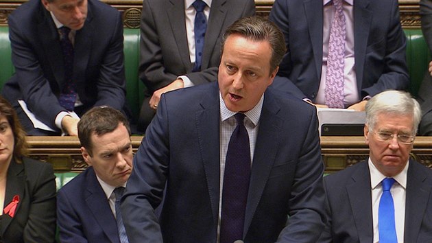 Britsk premir David Cameron ve stedu v parlamentu obhajoval chystan nlety na pozice Islmskho sttu v Srii (2. prosince 2015).