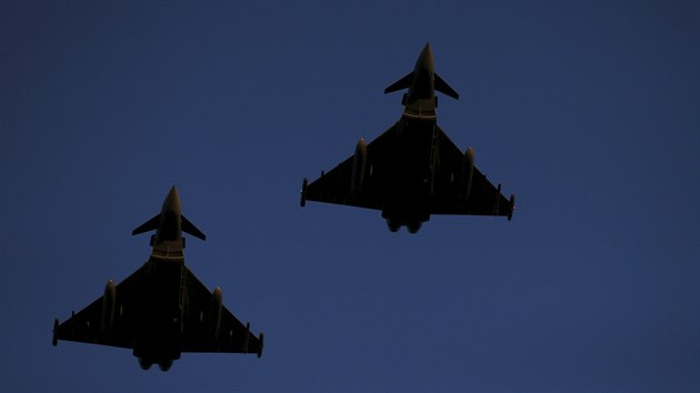 Britsk bojov letouny Typhoon nad zkladnou v Lossiemouthu ve Skotsku. (2. prosince 2015)