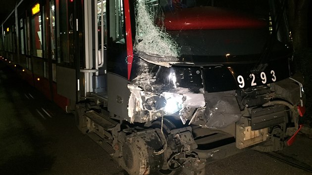 Na Klrov se srazily tramvaje, jedna z nich vykolejila. (8. prosince 2015)