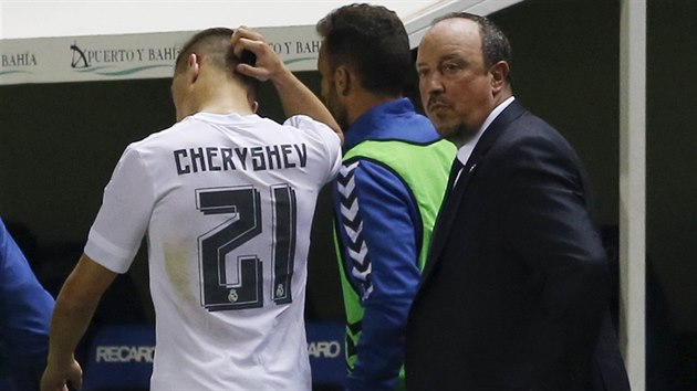 Denis eryev z Realu Madrid s trenrem Rafaelem Bentezem o pestvce utkn Krlovskho pohru v Cdizu.