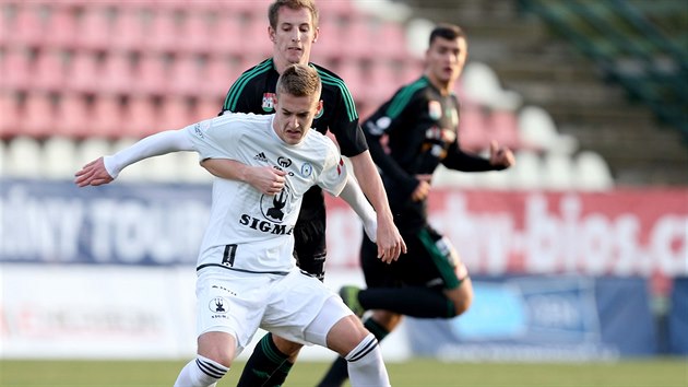 Pbramsk zlonk Josef Hnanek v souboji s olomouckm Jakubem Plkem (vpedu).