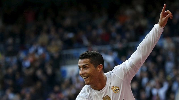 Cristiano Ronaldo z Realu Madrid  se raduje z glu.