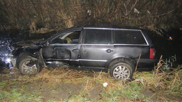 Snmek z nehody mezi obcemi Vrbtky a Blatec. Mladk doplatil na brzdn pi pedjdn, dostal smyk a vz Volkswagen utopil v sobotu 5. prosince 2015 v potoce.