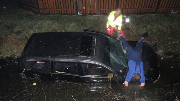 Snmek z nehody mezi obcemi Vrbtky a Blatec. Mladk doplatil na brzdn pi pedjdn, dostal smyk a vz Volkswagen utopil v sobotu 5. prosince 2015 v potoce.