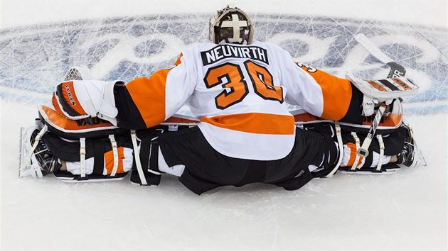 Michal Neuvirth se rozcviuje ped soubojem na led New Jersey.