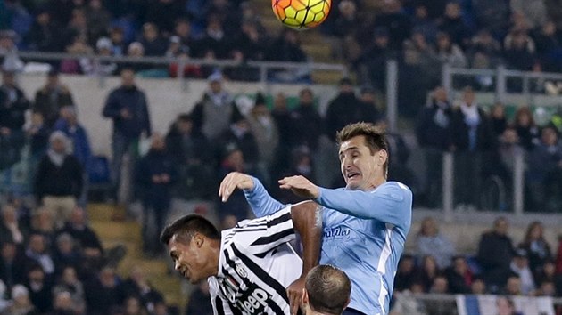 V OBLEEN. Stelec Lazia Miroslav Klose v souboji s hri Juventusu.
