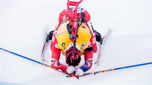 ZASE VE LUTM. Ole Einar Bjrndalen po letech opt vezl lut trikot. A nskok v celkovm hodnocen Svtovho pohru jet navil.