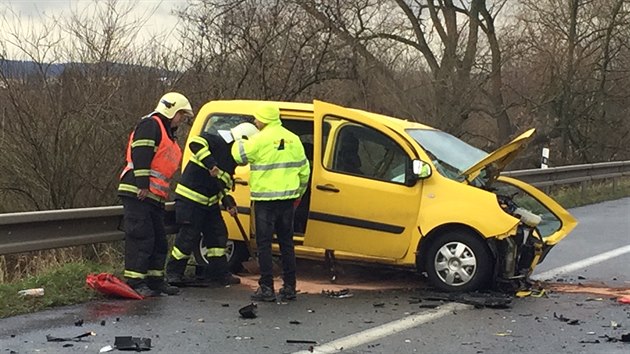 Vn dopravn nehoda uzavela silnici 3 nedaleko Beneova (1.12.2015).