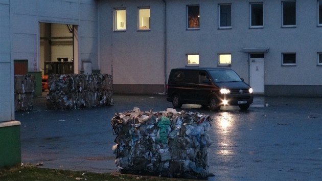 V tdrn odpadu v Chr᚝anech u Prahy byl nalezen mrtv lovk (4.12.2015).