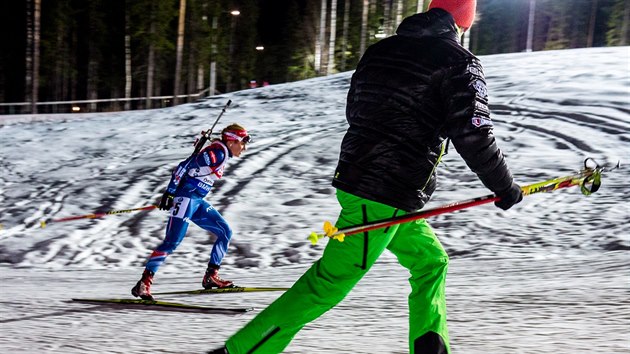 MAKEJ. Trenr Ondej Ryb povzbuzuje Gabrielu Soukalovou.