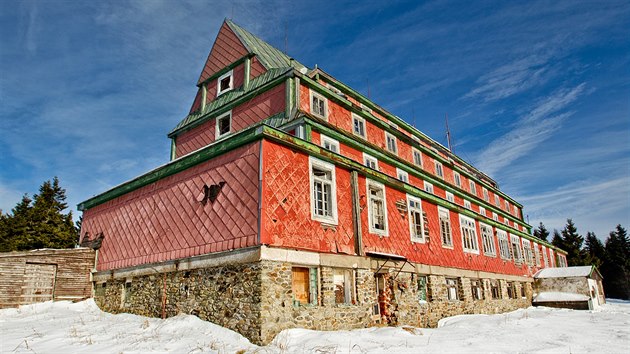 Chátrající Sokolská bouda na Černé hoře v Krkonoších (4.12.2015).