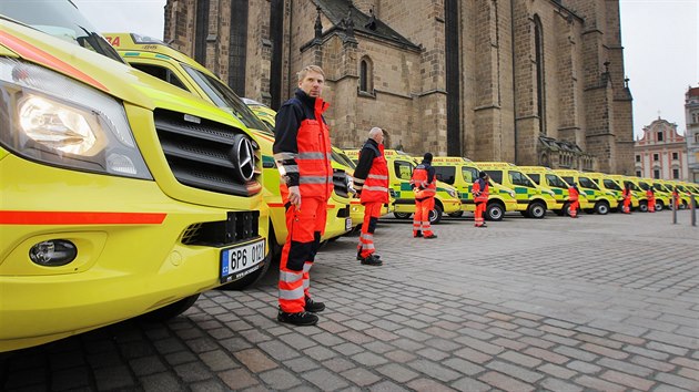 Zchrann sluba Plzeskho kraje pedstavila na nmst Republiky jedenadvacet novch sanitek. (9. prosince)