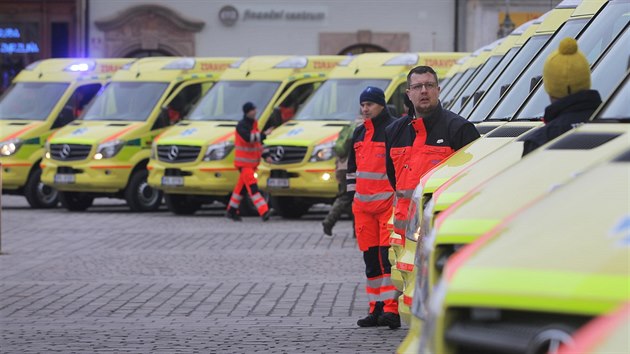 Zchrann sluba Plzeskho kraje pedstavila na nmst Republiky jedenadvacet novch sanitek. (9. prosince)