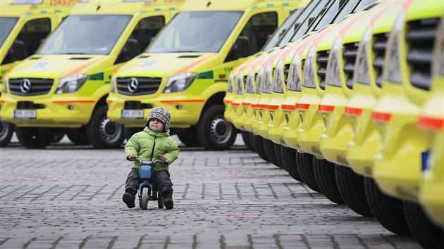 Zchrann sluba Plzeskho kraje pedstavila na nmst Republiky jedenadvacet novch sanitek. (9. prosince)