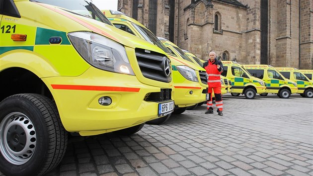 Zchrann sluba Plzeskho kraje pedstavila na nmst Republiky jedenadvacet novch sanitek. (9. prosince)