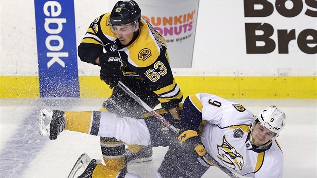 Bostonsk tonk Brad Marchand (vlevo) v souboji s Filipem Forsbergem z Nashvillu.