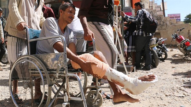 V nemocnici v jihojemenskm Tizzu psob organizace Lkai bez hranic. Dosud tam lkai oetili stovky lid, ve stedu ji vak bombardovala letadla arabsk koalice (4. prosince 2015).