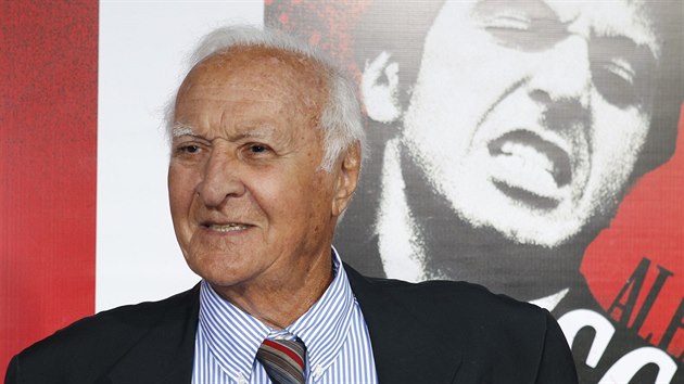 Robert Loggia s plaktem filmu Zjizven tv