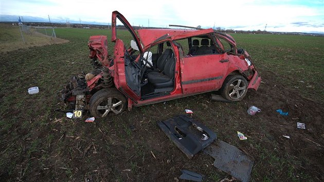 Pi tragick dopravn nehod vyltlo na Perovsku auto z dlninho sjezdu a skonilo v poli. idi byl na mst mrtv.