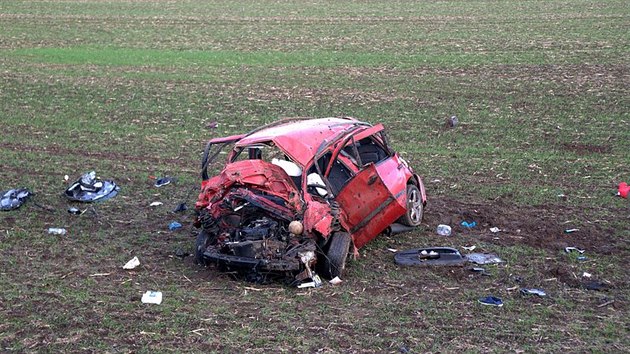 Pi tragick dopravn nehod vyltlo na Perovsku auto z dlninho sjezdu a skonilo v poli. idi byl na mst mrtv.