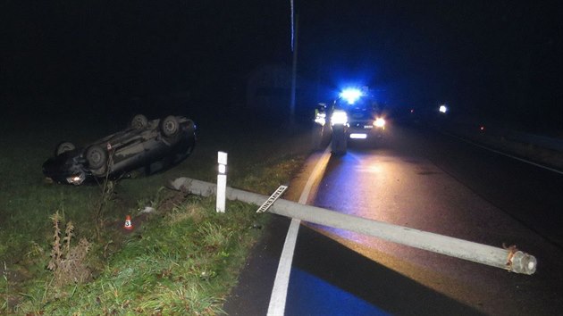 Opil idi nezvldl prjezd zatkou, vyjel mimo silnici a tam perazil betonov sloup elektrickho veden. Pot vz skonil na stee.