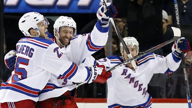 Viktor Stalberg, Dominic Moore a Kevin Hayes (zleva) z New York Rangers se raduj z glu.