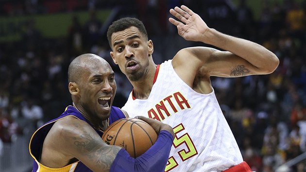 Kobe Bryant (vlevo) z LA Lakers se sna obejt Thaba Sefoloshu z Atlanty.