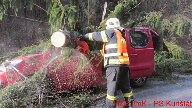 Spadl strom auto zdemoloval, zrannou idiku museli vyprostit hasii (1. 12 .2015).