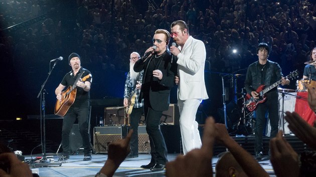Eagles of Death Metal vystoupili na zvr koncertu U2 jako speciln host. Jesse Hughes si zazpval s Bonem (7. prosince 2015).