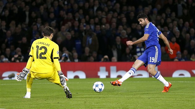 TOHLE SKON GLEM. Diego Costa z Chelsea pl na Ikera Casillase, branke Porta.