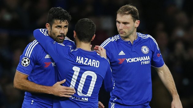 DOBR PRCE, DIEGO. Costa (vlevo), Hazard a Ivanovi (vpravo) z Chelsea oslavuj gl v sti Porta.