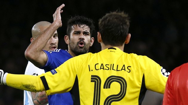 HDKA PANLSKCH REPREZENTANT. Diego Costa z Chelsea se nepohodl s portskm Ikerem Casillasem.