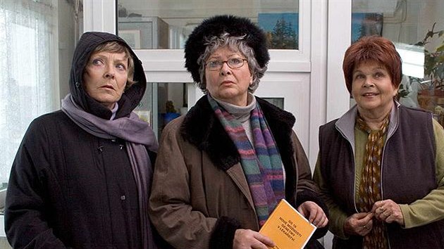 Jana tpnkov, Alena Vrnov a Ivanka Devt v televiznm filmu Nadmrn malikosti: Uitelky s prax (2006)