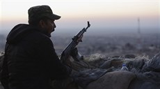 Kurdský bojovník nedaleko iráckého Sindžáru (13. listopadu 2015) Kurdský bojovník nedaleko iráckého Sindžáru (13. listopadu 2015)