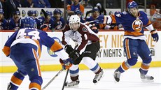 Matt Duchene z Colorada se dostal mezi dva hráče NY Islanders. Proti němu stojí... Matt Duchene z Colorada se dostal mezi dva hráče NY Islanders. Proti němu stojí...
