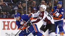 Carl Soderberg z Colorada se snaží zadržet Kylea Okposa z Ny ISlanders. Carl Soderberg z Colorada se snaží zadržet Kylea Okposa z Ny ISlanders.