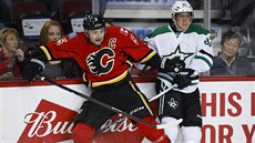 Mark Giordano (vlevo) z Calgary a Ale Hemský z Dallasu.