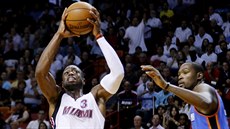 Dwyane Wade z Miami při střelbě. Vpravo je Kevin Durant z Oklahoma City. Dwyane Wade z Miami při střelbě. Vpravo je Kevin Durant z Oklahoma City.
