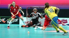 Švédskému nájezdu čelí brankářka Lenka Kubíčková a Denisa Ratajová. Švédskému nájezdu čelí brankářka Lenka Kubíčková a Denisa Ratajová.