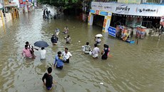 Záplavy a neustávající dé odízly více ne ti miliony lidí od základních slueb