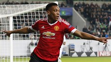 HURÁ! Anthony Martial z Manchesteru United slaví gól v zápase s Wolfsburgem.