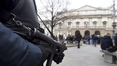Policista hlídkuje před milánskou La Scalou. Policista hlídkuje před milánskou La Scalou.